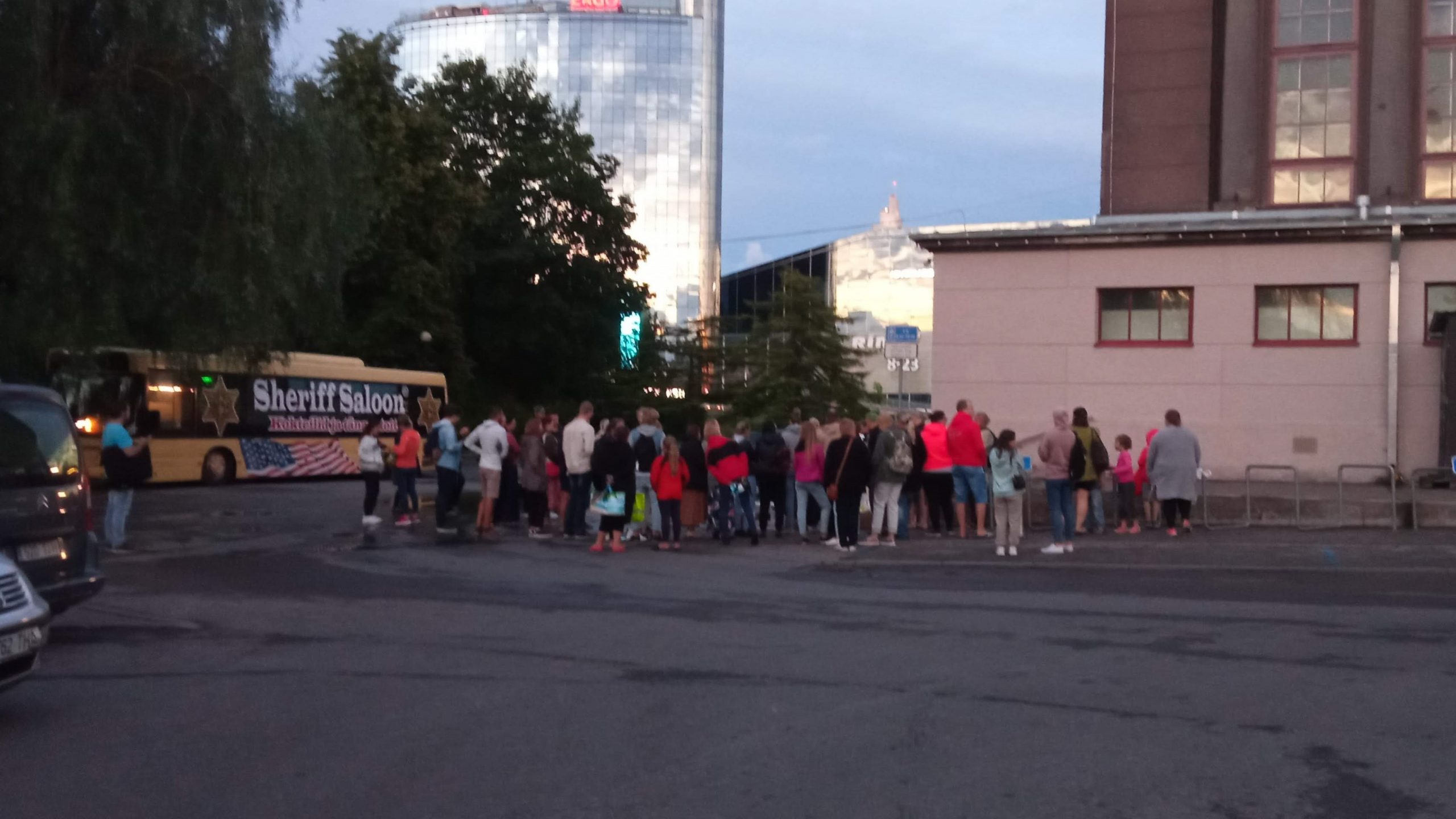 SPIOON ÖISES LINNAS | Öösiti jagatakse Tartu kesklinnas tasuta toitu.