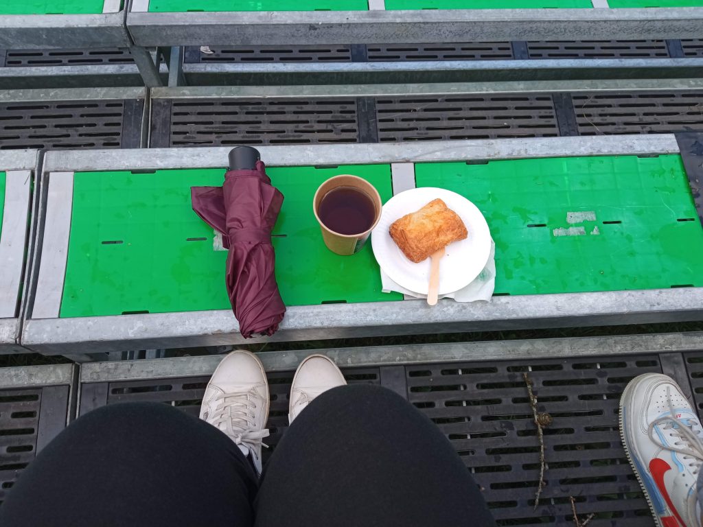 Vihmavari, tundmatu taimetee ja niiske kapsapirukas