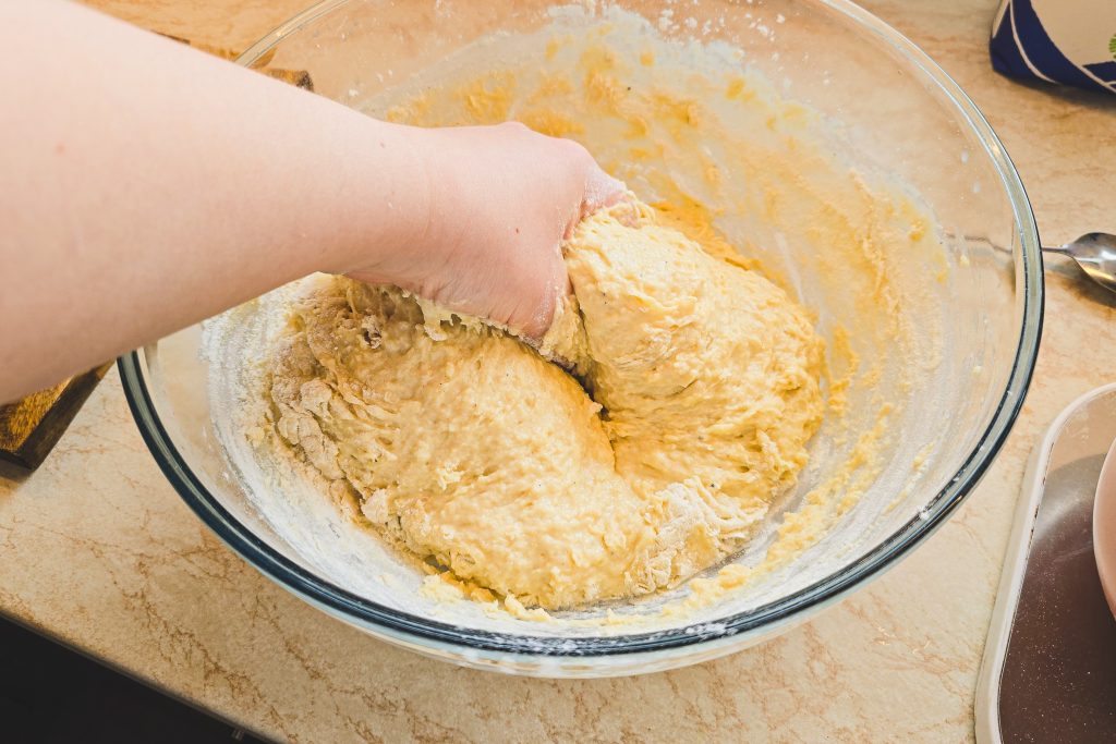 Vastlakuklite taigna tegemine sõtkudes oma kätega taigent.