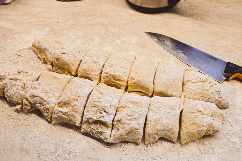 Vahukoorega ja moosiga vastlakuklite taigna portsudesse jaotamine