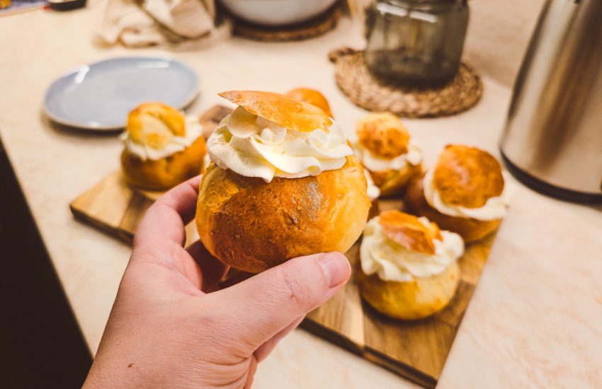 Klassikaline vastlakukkel vahukoorega ja moosiga. Retsept