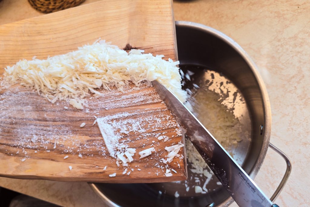 Seebi tükeldamine loodusliku pesugeeli tegemiseks ise kodus