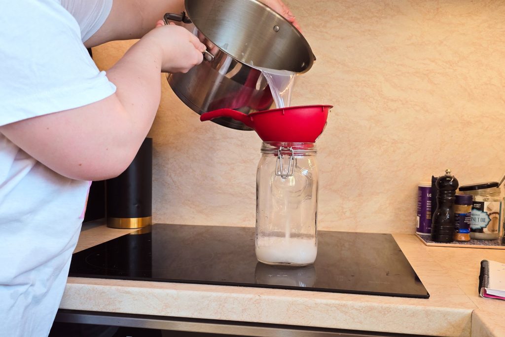 loodusliku pesugeeli tegemine ja valamine hoiupurki